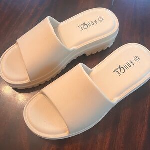Rouge Helium Women’s Cream Slides with Cushioned Sole - 7.5